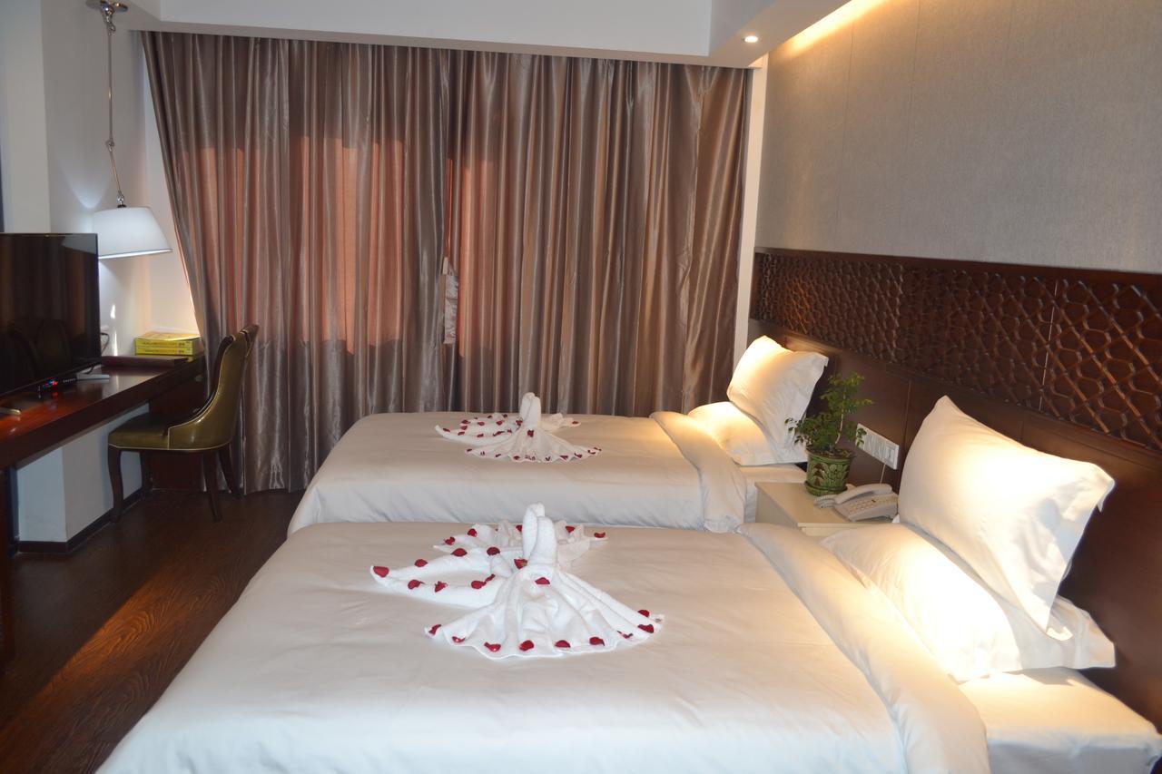 Royal Holiday Hotel Rangoon Buitenkant foto