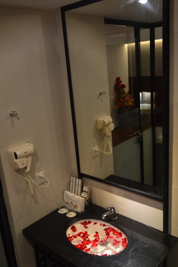 Royal Holiday Hotel Rangoon Buitenkant foto