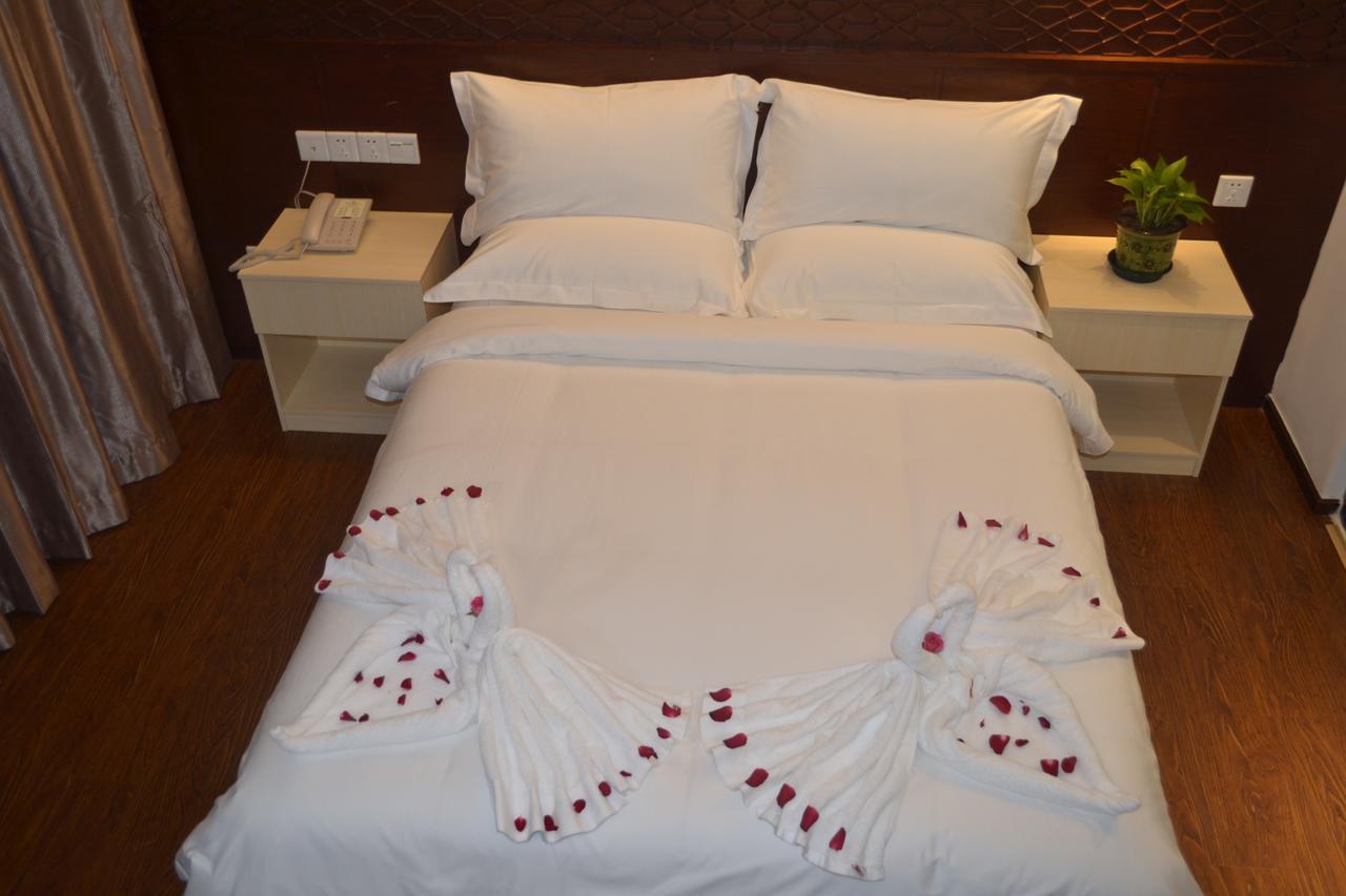 Royal Holiday Hotel Rangoon Buitenkant foto