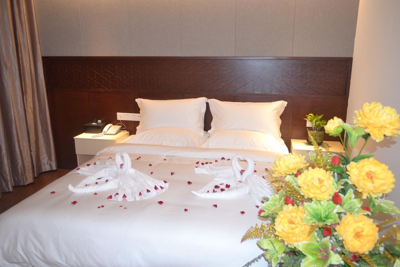 Royal Holiday Hotel Rangoon Buitenkant foto