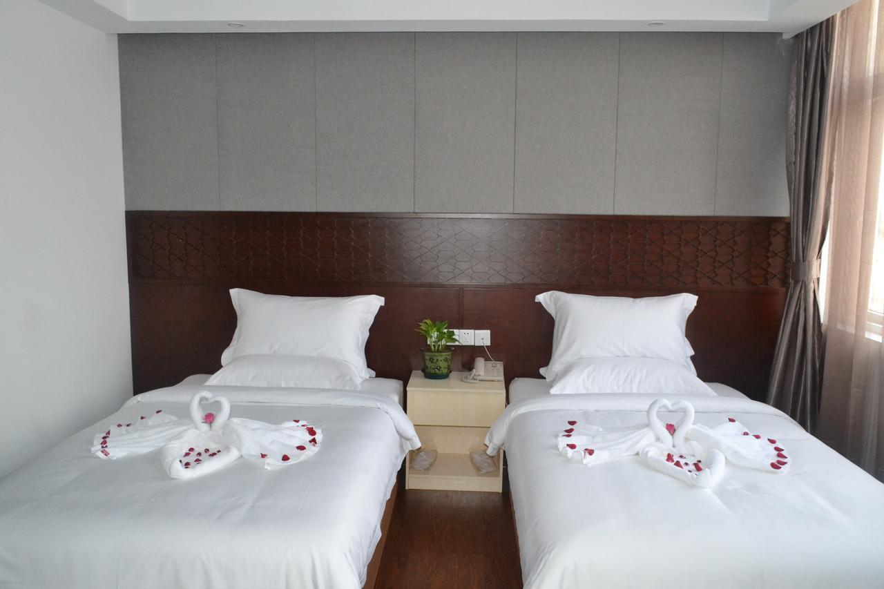 Royal Holiday Hotel Rangoon Buitenkant foto