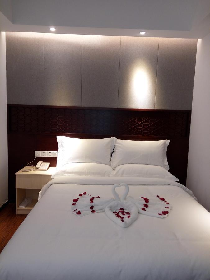 Royal Holiday Hotel Rangoon Buitenkant foto