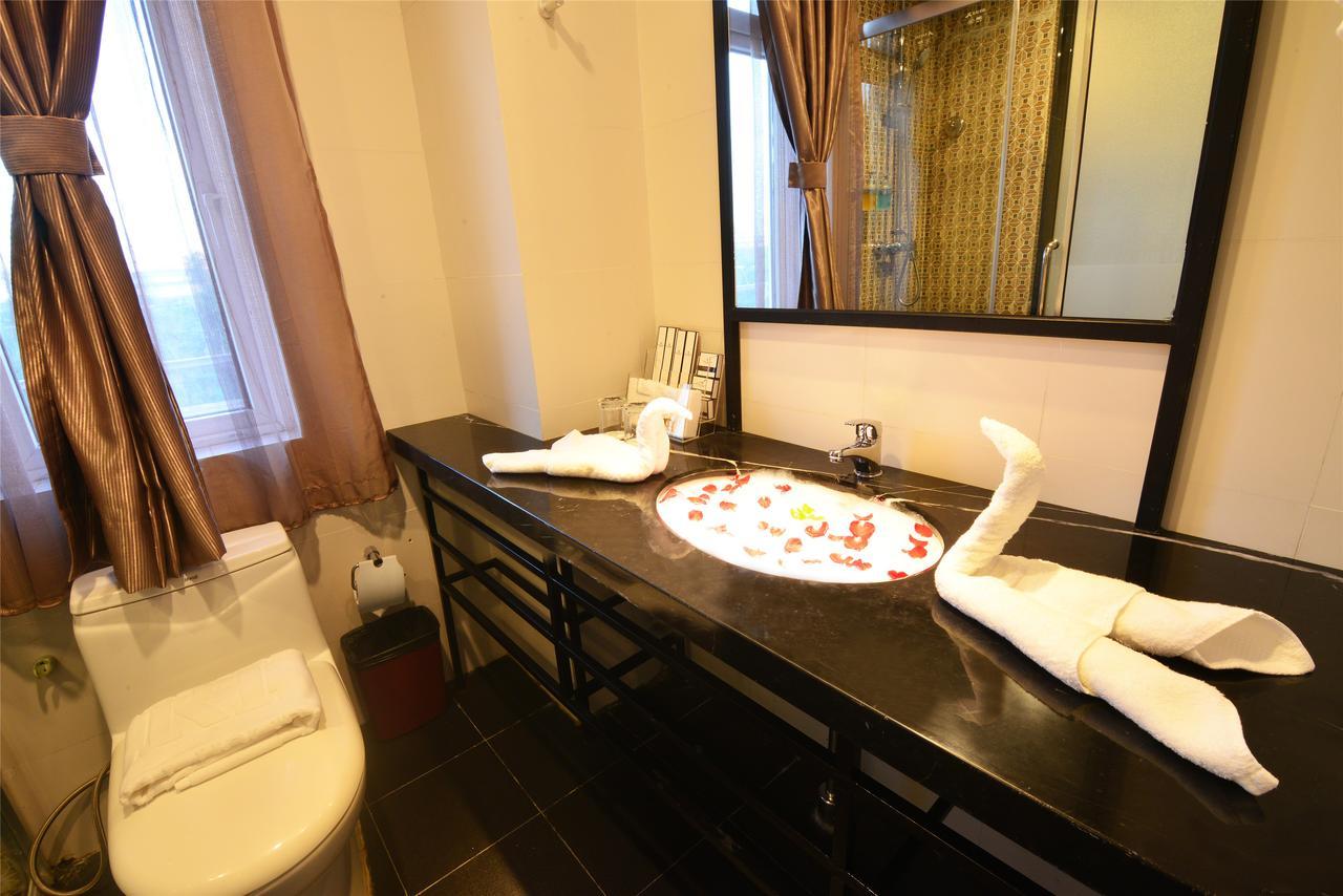 Royal Holiday Hotel Rangoon Buitenkant foto