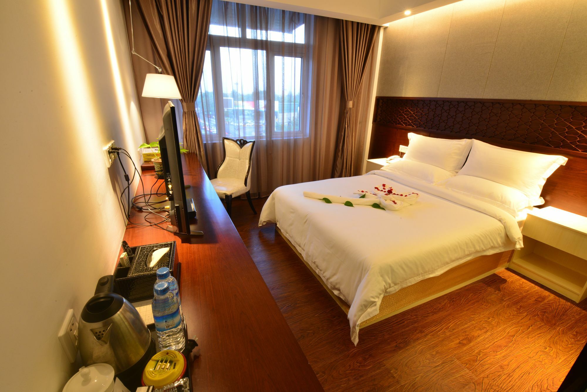 Royal Holiday Hotel Rangoon Buitenkant foto